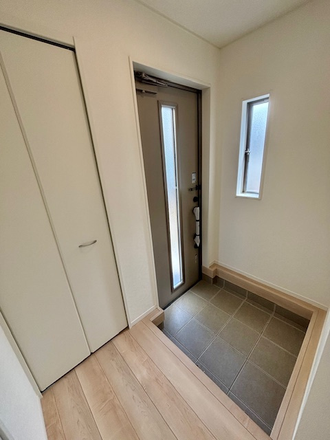 久留米市国分町の新築一戸建の玄関|小窓がついた明るい玄関は明るくお客様をお出迎えできます♪