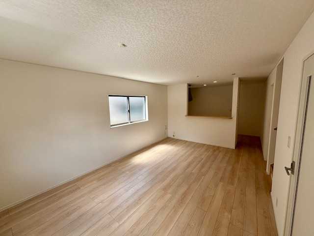 久留米市国分町の新築一戸建の居間・リビング|明かり取りの窓が一つでお部屋の印象がぐっと明るくなります。細やかな気遣いが感じられるこだわりですね♪