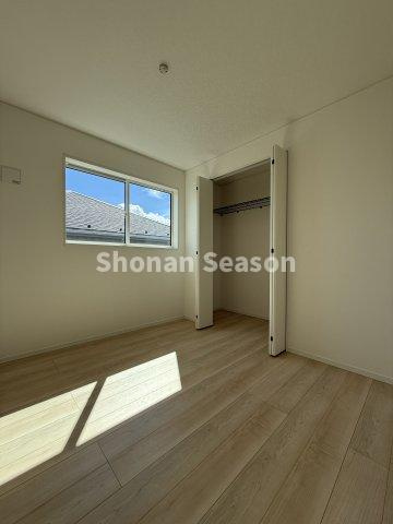 【洋室】 | 各部屋に収納があり、居住スペース広く確保できます◎