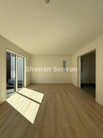 【洋室】 | リビングは、南側に窓が多いので明るい空間が広がります◎