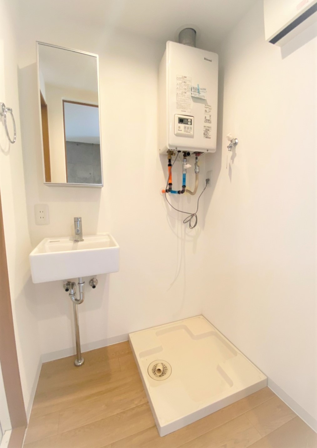 「防音マンション」リトルズトーン上野公園の洗面所|明るい洗面所です