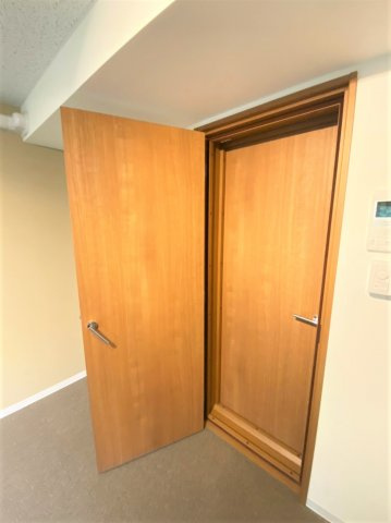 「防音マンション」リトルズトーン上野公園の収納|防音室の入り口は二重扉で仕切られています。