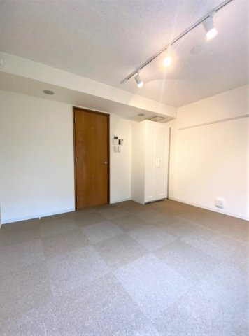 「防音マンション」リトルズトーン上野公園の洋室|Bluetooth仕様のスピーカーも付いています。接続すればすぐにでも使用可能です。左上は24時間稼働の換気口です。