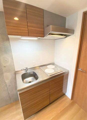 「防音マンション」リトルズトーン上野公園のキッチン|キッチンはIHコンロ2口、ちゃんとまな板スペースも確保してます。