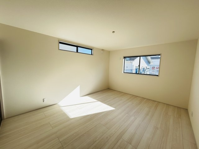 新築　北群馬郡吉岡町漆原第1　１号棟の洋室|現地写真　リビング隣の洋室はお子様の遊び部屋としてもちょうどいいですね♪							

