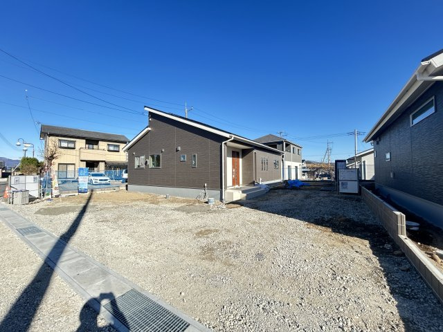 新築　北群馬郡吉岡町漆原第1　１号棟の駐車場|現地写真　駐車スペースは並列5台分可能です！					
