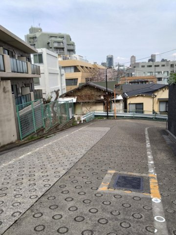 新宿区南元町　売地の前面道路含む現地写真