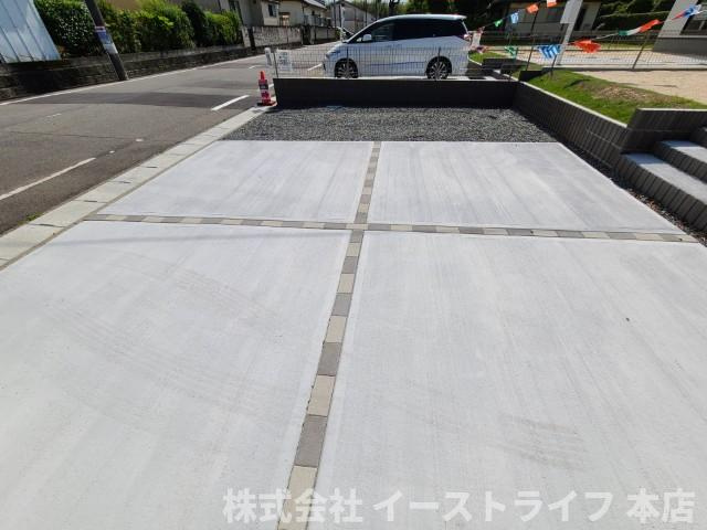 【新築戸建】　いわき市中岡町5丁目第1　全2棟　長期優良住宅の駐車場|2号棟写真　舗装されたカースペースです。3台駐車可能