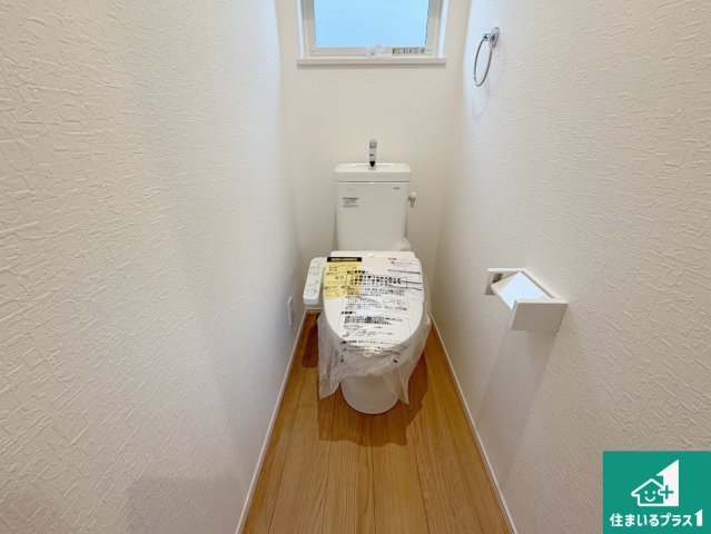 八幡市男山松里　第3期　新築一戸建てのトイレ|1・2階の2ヶ所にあるので、朝の忙しい時間の順番待ちもなく、深夜の利用にも大変便利です。