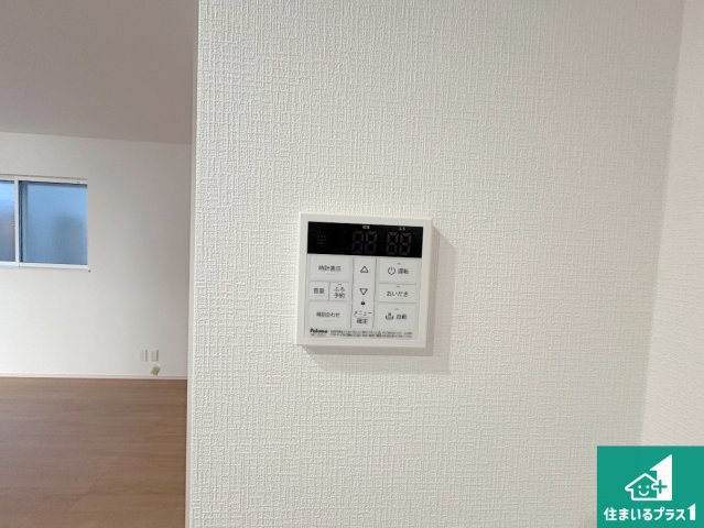 八幡市男山松里　第3期　新築一戸建ての発電・温水設備|給湯器リモコン（LDK側）ボタン一つでお風呂のお湯はり・追い炊き可能！便利な呼び出し機能付き！表示文字が大きく読みやすい有機ＥＬを採用！どの角度からも見やすくなっています。