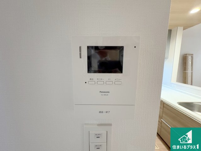 八幡市男山松里　第3期　新築一戸建ての防犯設備|カラーモニターインターホン！声だけでなく来訪者の姿や顔がモニターで確認できるので、小さなお子様がいらっしゃるご家庭でも安心できます！