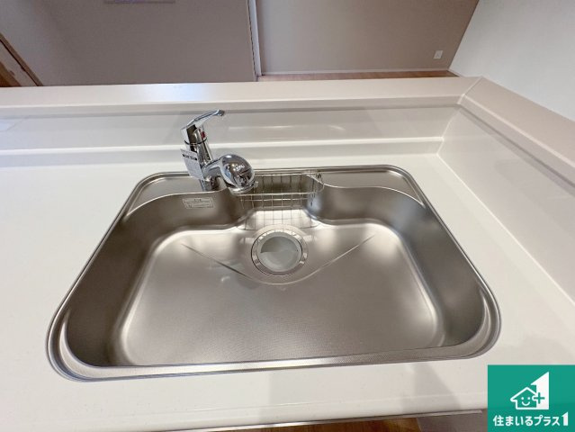 八幡市男山松里　第3期　新築一戸建ての設備|蛇口の先端に浄水器を内蔵しています！原水と浄水、お湯と冷水、シャワーの切替えがワンタッチなので用途によって使い分けられます。