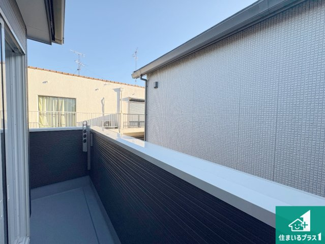 八幡市男山松里　第3期　新築一戸建てのバルコニー|ワイドバルコニーは洗濯物を干すスペースが広いのでご家族が多くても安心！