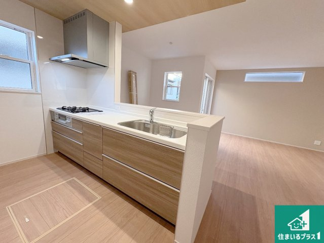 八幡市男山松里　第3期　新築一戸建てのキッチン|リビングと統一感があり、使い勝手のいいキッチン。広々としているので、二人並んで作業が出来ちゃいます。お子様と一緒に色々なお料理に挑戦できるスペースがあります。