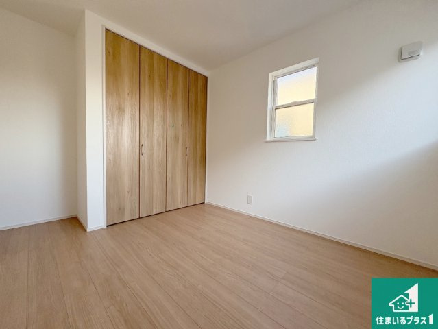 八幡市男山松里　第3期　新築一戸建ての洋室|収納スペースが充実しているので子供の成長に合わせてたくさん収納ができます！家族構成に合わせた様々な活用ができる収納！