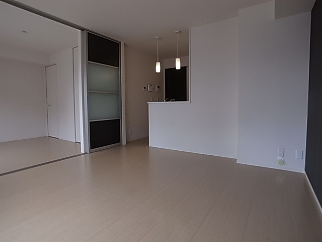 神戸市須磨区月見山町３丁目のアパートの居間・リビング|リビング