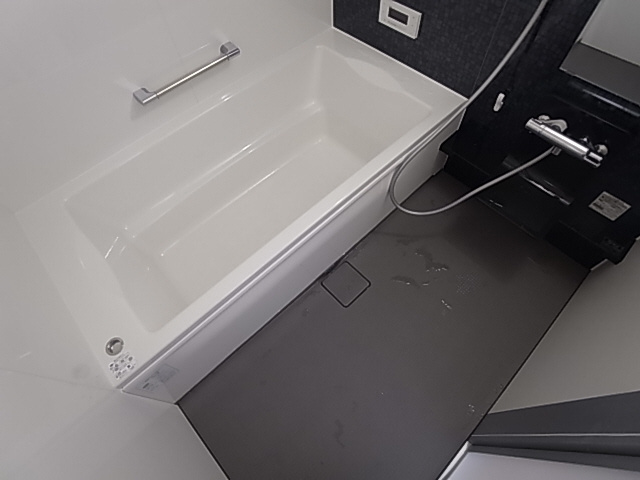 神戸市須磨区月見山町３丁目のアパートの浴室|追焚機能付１坪タイプの大きい浴室