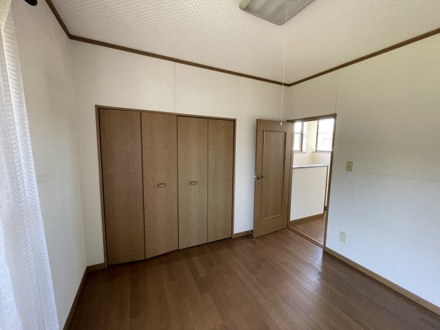東金市下谷売り中古戸建ての洋室