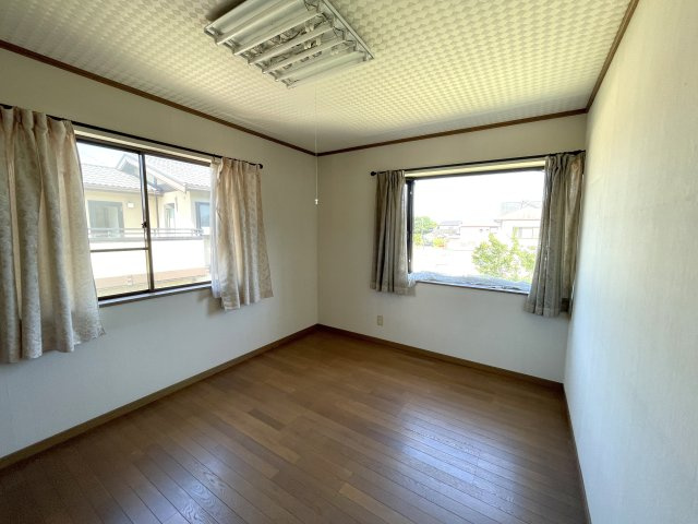 東金市下谷売り中古戸建ての洋室