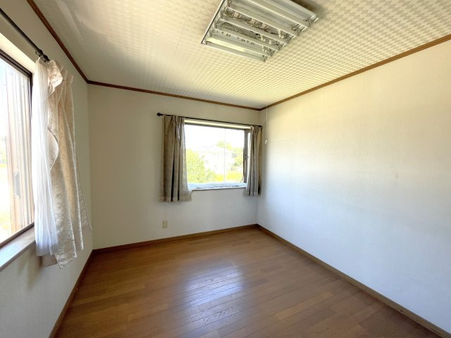 東金市下谷売り中古戸建ての洋室