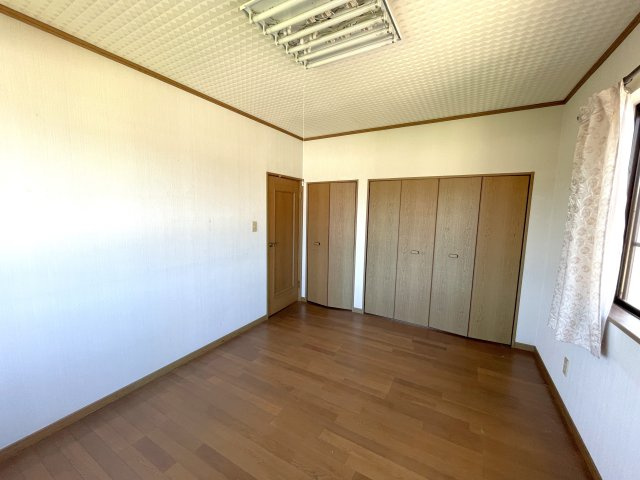 東金市下谷売り中古戸建ての洋室
