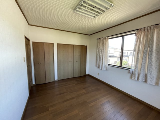 東金市下谷売り中古戸建ての洋室