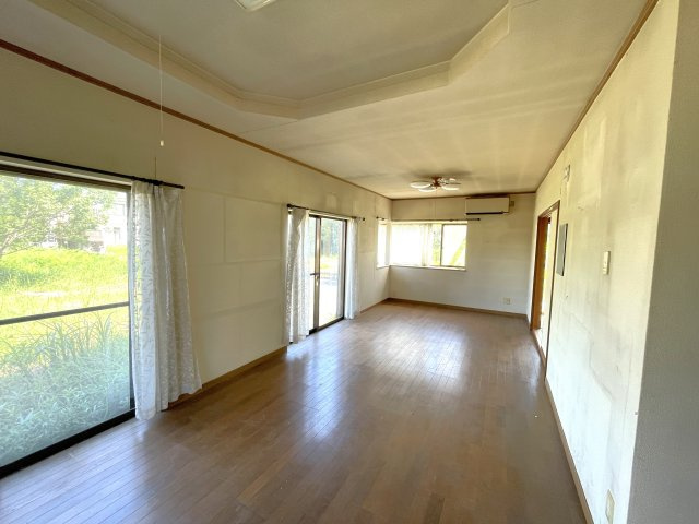 東金市下谷売り中古戸建ての居間・リビング