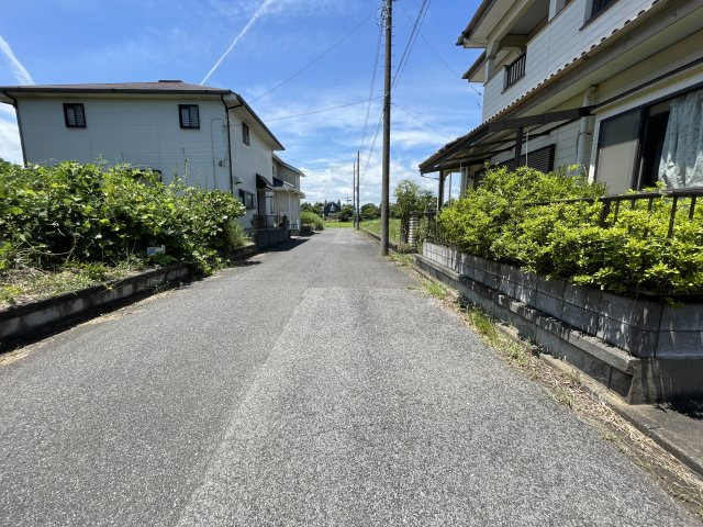 東金市下谷売り中古戸建ての前面道路含む現地写真