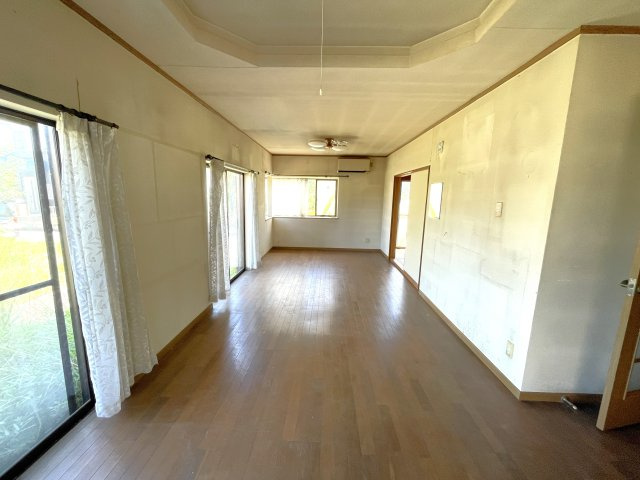 東金市下谷売り中古戸建ての居間・リビング