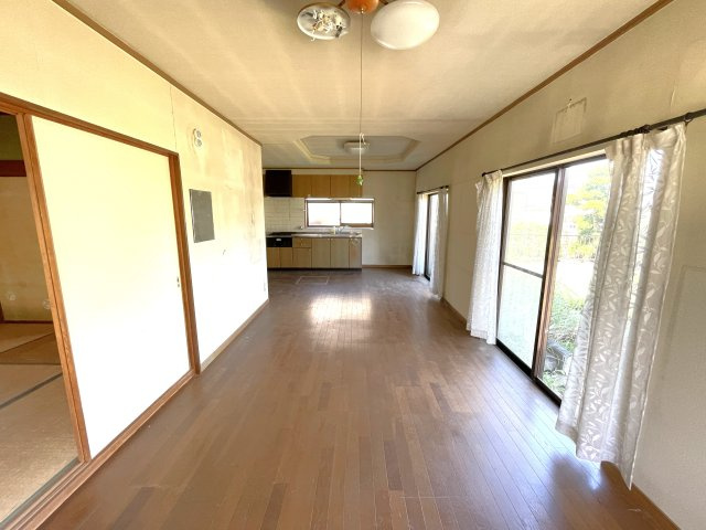 東金市下谷売り中古戸建ての居間・リビング