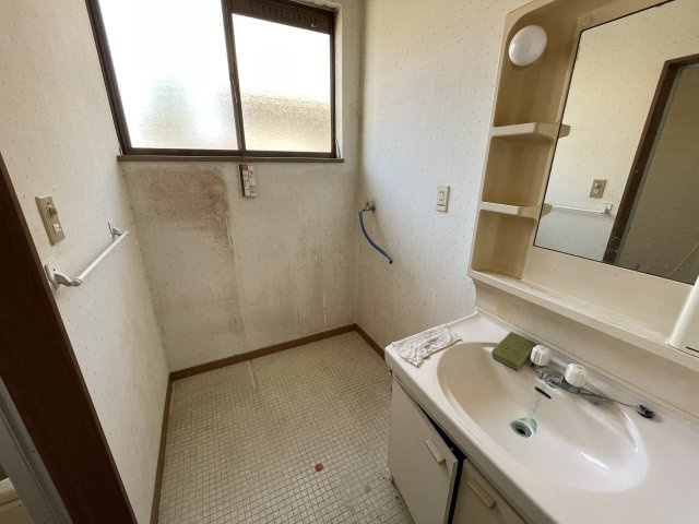 東金市下谷売り中古戸建ての独立洗面台
