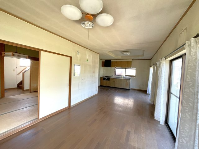 東金市下谷売り中古戸建ての居間・リビング