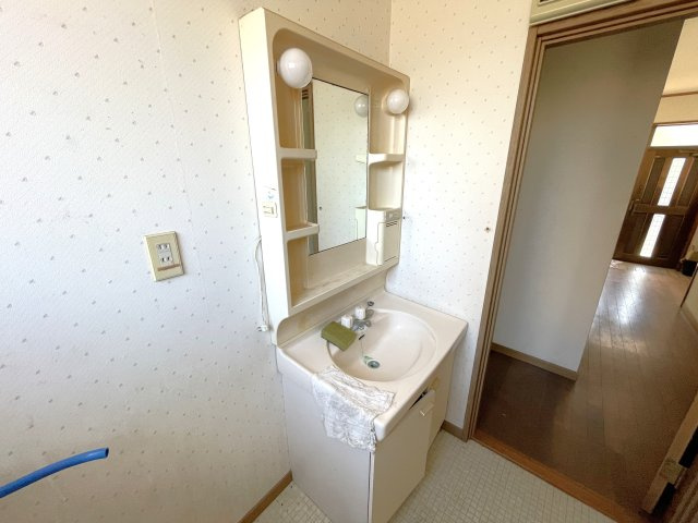 東金市下谷売り中古戸建ての独立洗面台