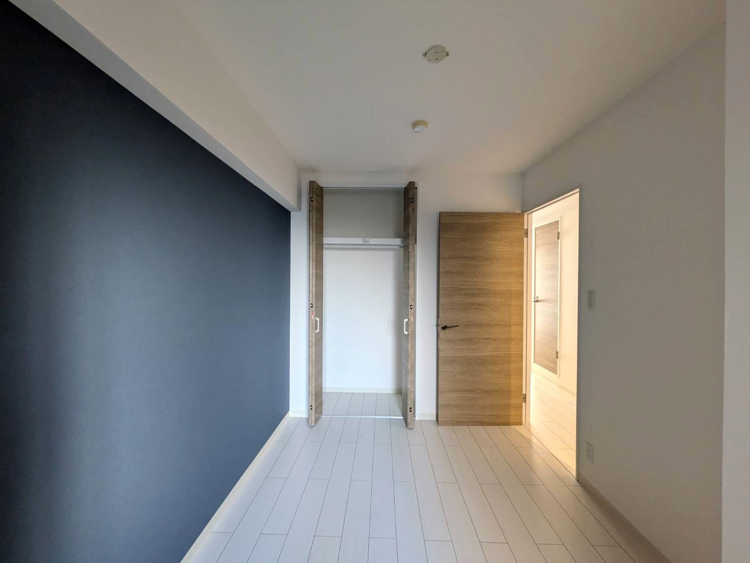 ライオンズマンション上中野の洋室|◆別角度からの北東側洋室4.8畳の様子です。