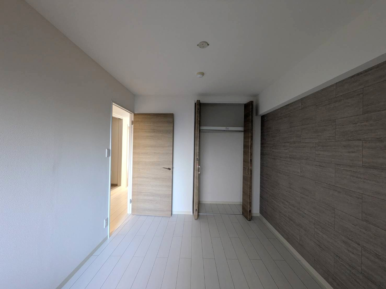 ライオンズマンション上中野の洋室|◆別角度からの北西側洋室6畳の様子です。