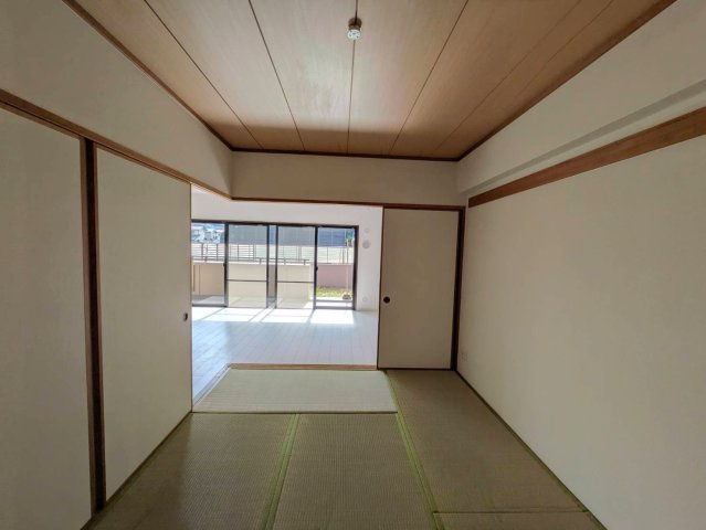 ライオンズマンション上中野の和室|◆別角度からの和室6畳の様子です。