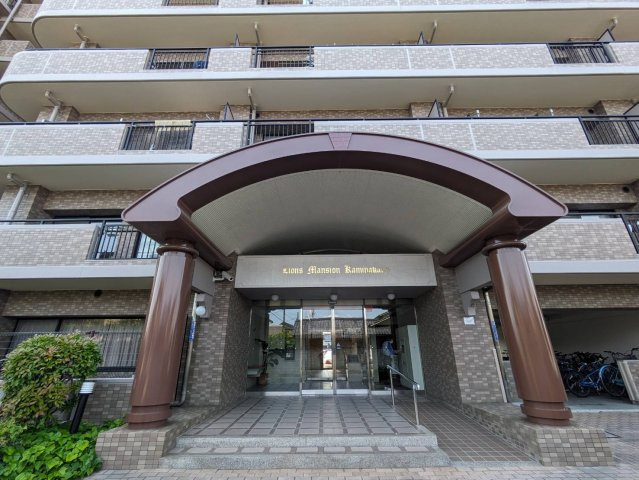 ライオンズマンション上中野|◆エントランスの外の様子です。