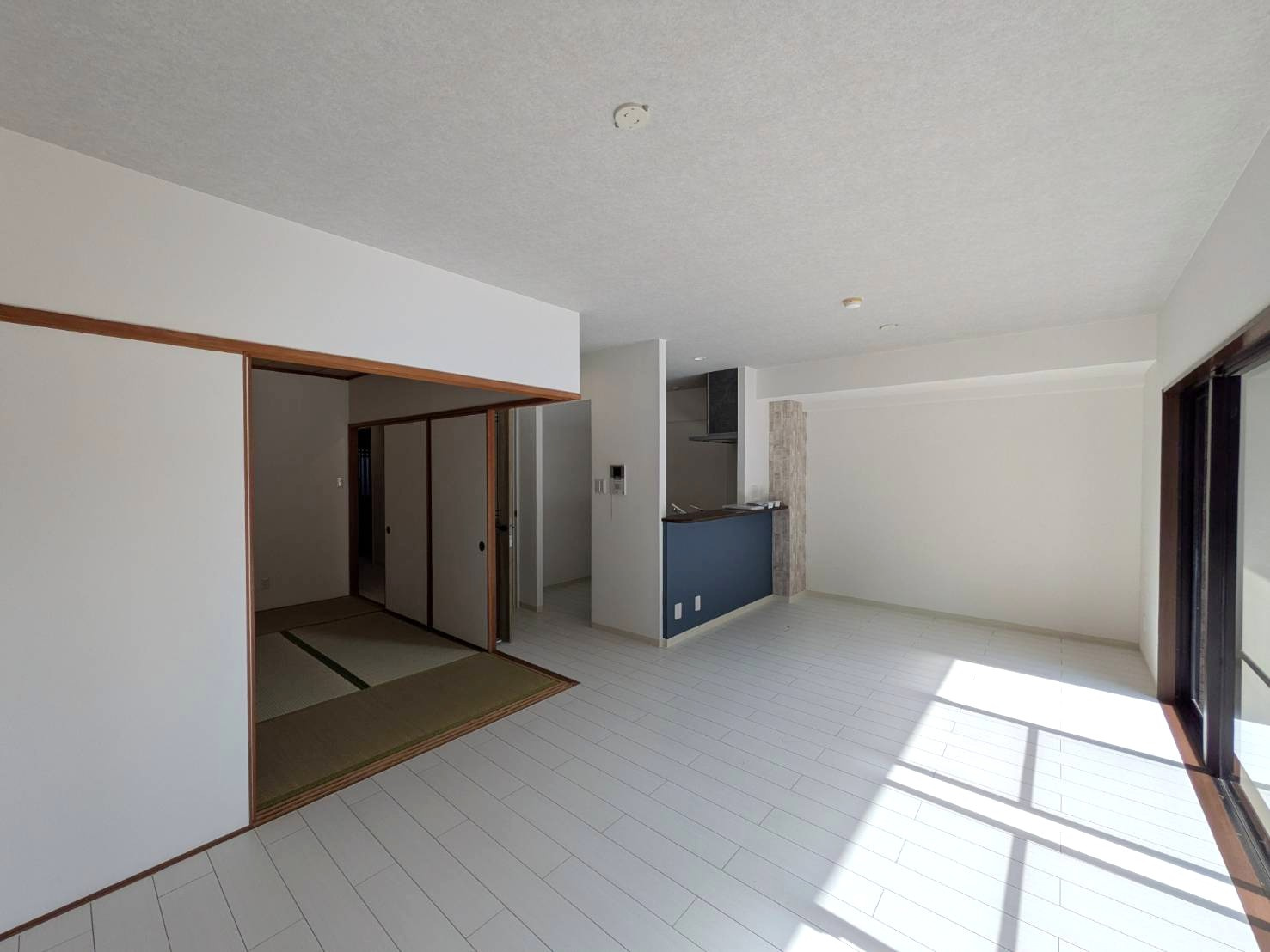 ライオンズマンション上中野の居間・リビング|◆LDKは15畳ございます。