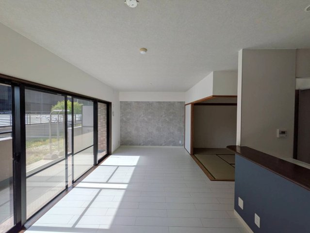 ライオンズマンション上中野の居間・リビング|◆南に面しており日当たり良好です。