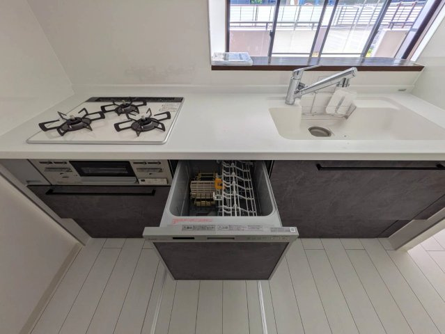 ライオンズマンション上中野のキッチン|◆調理に嬉しい3口コンロ・食洗機付きシステムキッチンです。