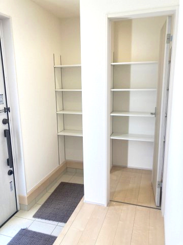 第4富士見町時沢　新築戸建　4号棟の収納|玄関にはシューズインクローク完備！