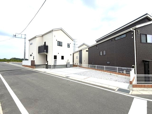 第4富士見町時沢　新築戸建　4号棟の駐車場|駐車場もキレイに整備されています。3台駐車可能です。