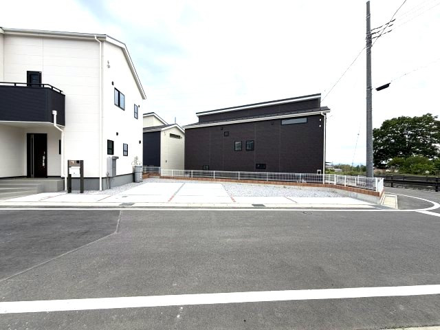 第4富士見町時沢　新築戸建　4号棟の前面道路含む現地写真|前面道路も6Ⅿあるので車の出し入れもしやすいですよ