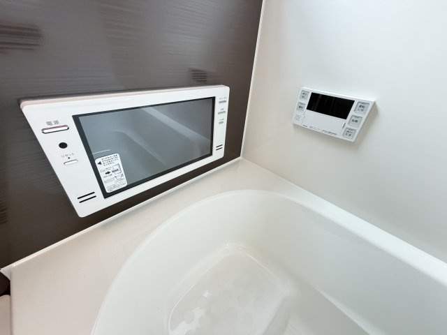 第4富士見町時沢　新築戸建　4号棟の設備|浴室には16型テレビ付きです。快適なバスタイムが送れます☆