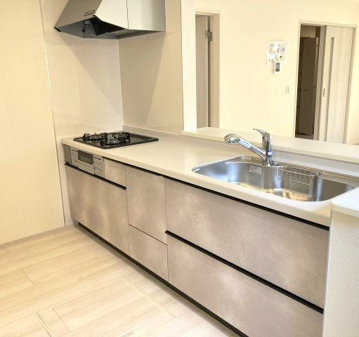 第4富士見町時沢　新築戸建　4号棟のキッチン|人気のカウンターキッチン採用です☆ゴミ出しに便利な勝手口付き！
コンロも３口ご用意しています！調理スペースも広くストレスなくお料理できます。
浄水器つきなので美味しいお水も飲めますよ♪