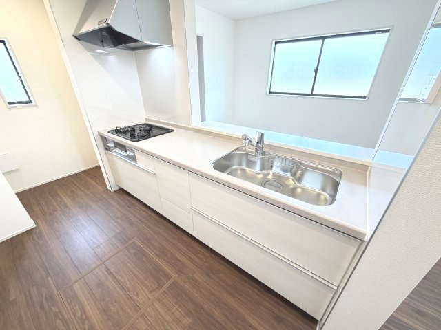 第4富士見町時沢　新築戸建　4号棟のキッチン|人気のカウンターキッチン採用です☆ゴミ出しに便利な勝手口付き！
コンロも３口ご用意しています！調理スペースも広くストレスなくお料理できます。
浄水器つきなので美味しいお水も飲めますよ♪