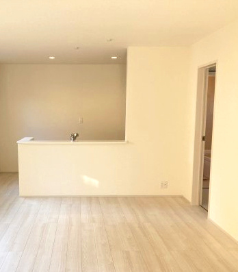 第4富士見町時沢　新築戸建　4号棟の居間・リビング|17.71帖広々リビング。人気の対面式キッチンを配した空間はお好みの家具も合わせやすく、家族がくつろぐ快適な空間造りをサポート。窓からは明るい陽光が差し込みます。