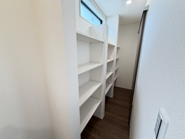 第4富士見町時沢　新築戸建　4号棟の収納|キッチン後ろにウォークスルーパントリー付きです。
ストック品や調理器具の収納に重宝しますよ！