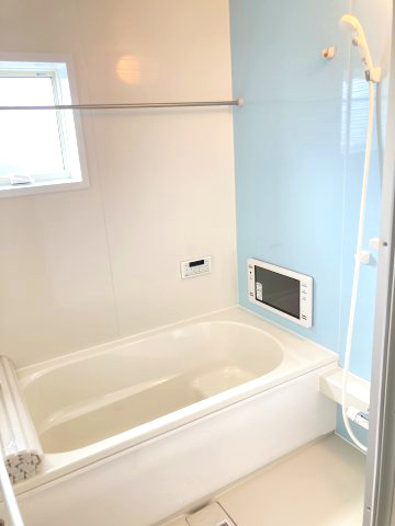 第4富士見町時沢　新築戸建　4号棟の浴室|１坪タイプのフルオートバスです！
足を延ばして入れる広さなので一日の疲れも癒されますよ♪
室内物干しや浴室乾燥機もあるのでお天気の悪い日にはランドリースペースとしてもご利用できます！