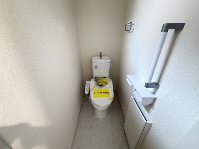 第4富士見町時沢　新築戸建　4号棟のトイレ|1階トイレです。清潔感のある白を基調としています。
温水洗浄・便座暖房機能の付いた快適なトイレです☆
